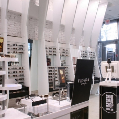 Освещение магазина оптики Sunglass Hut, Нью-Йорк, США в рубрике 