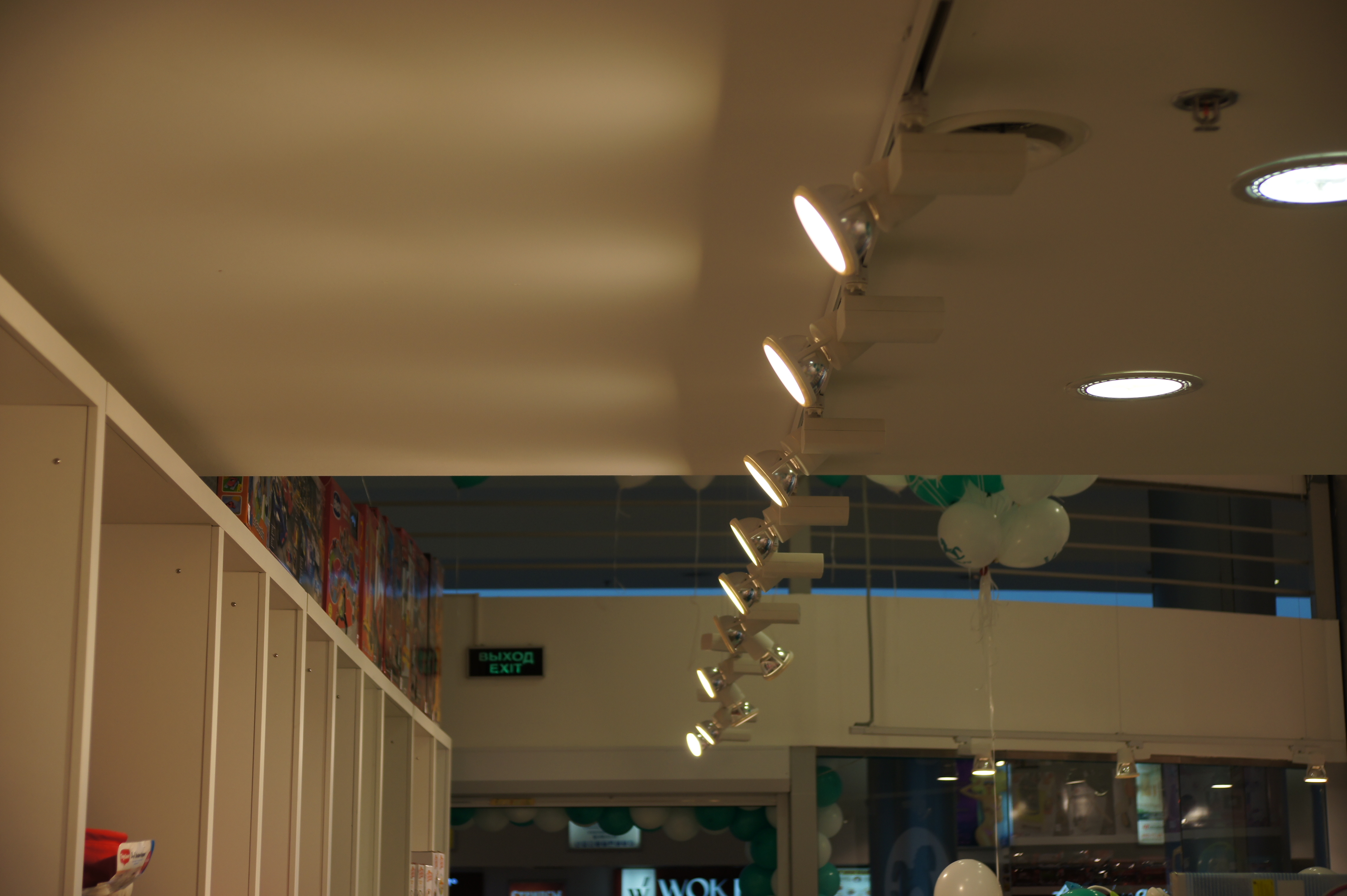 Освещение витрин и торгового зала магазина - фото